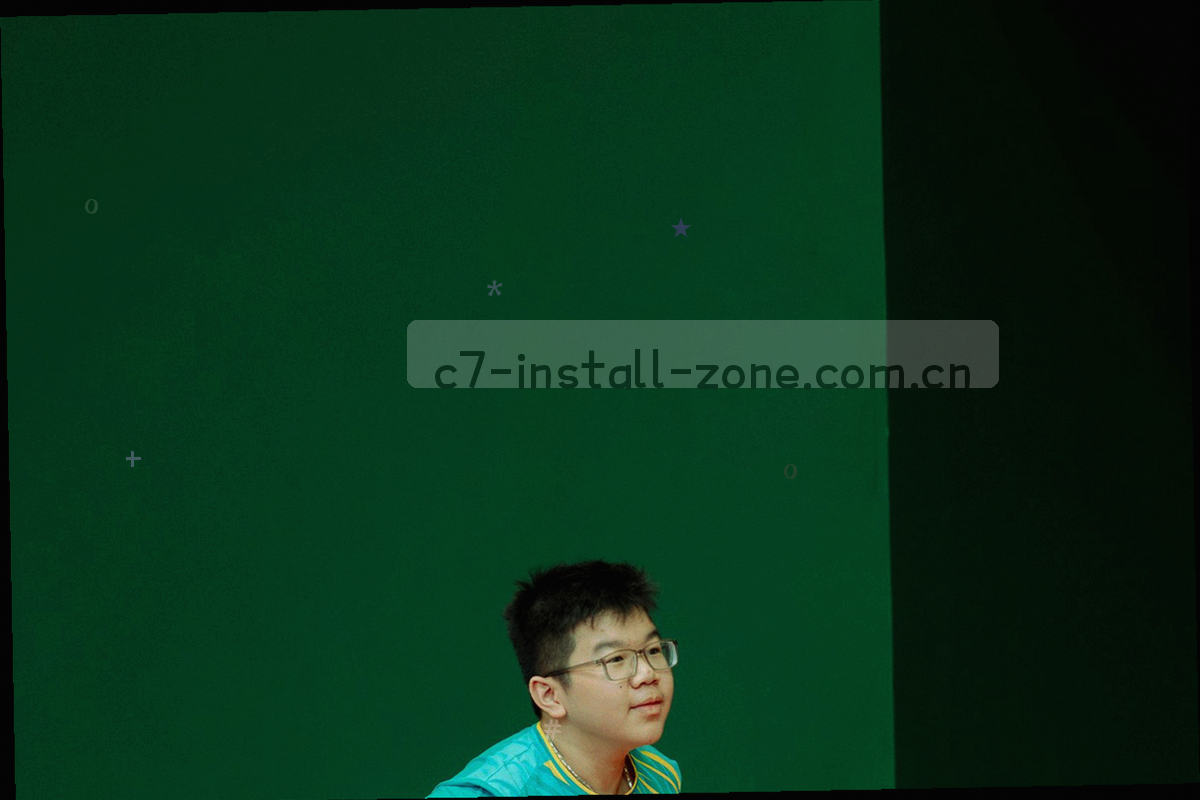 平板屏幕上并排显示两列配置参数对照表，内存与存储数值清晰可读